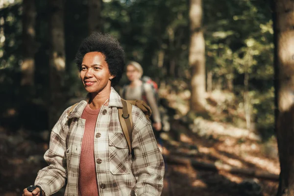 美しい晴れた秋の日に山の中で成熟した黒人女性のハイキング — ストック写真
