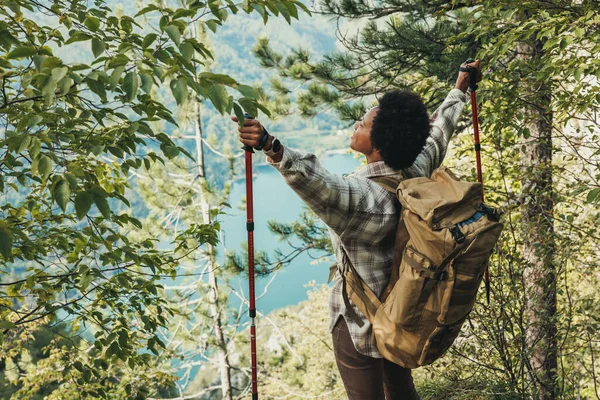 丘の上に腕が伸び 山でのハイキング中に雄大な景色を楽しむ黒人女性の背面図 — ストック写真