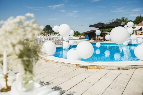 Achtertuin Bruiloft Instelling Boho Stijl Rond Zwembad — Stockfoto