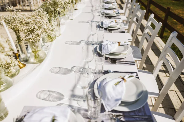 結婚式のレセプション屋外でエレガントに装飾されたテーブルのショット — ストック写真