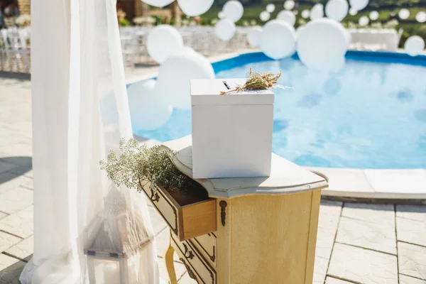 裏庭のプールの周りの結婚式のレセプションで白い木の素朴なギフトカードボックス — ストック写真