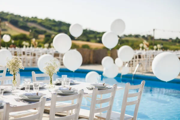 在葡萄园附近的后院游泳池里 用气球装饰婚礼 — 图库照片