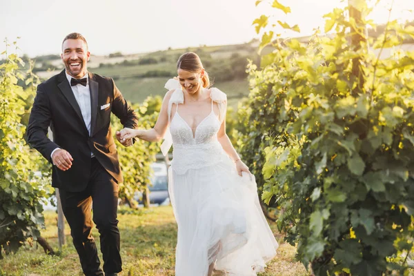Счастливая Молодая Супружеская Пара Веселится Бегает Винограднике Закате — стоковое фото