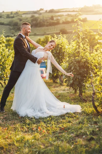 Снимок Счастливой Молодой Пары Танцующей Винограднике Закате День Своей Свадьбы — стоковое фото