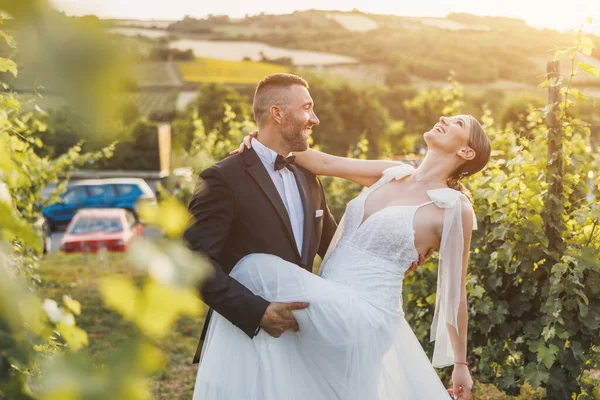Снимок Счастливой Молодой Невесты Жениха Танцующих Винограднике Закате День Свадьбы — стоковое фото
