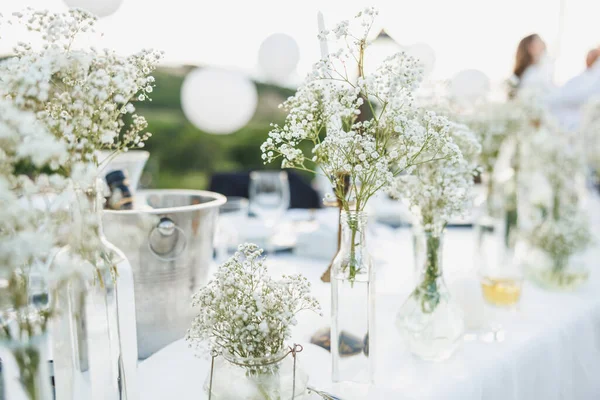 Bruiloft Tafel Decoratie Met Bloemen — Stockfoto