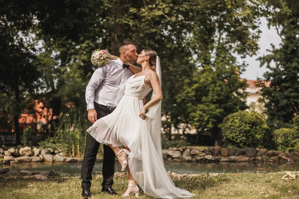 Жених Невеста Целуются Парке День Свадьбы — стоковое фото