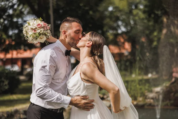 Жених Невеста Целуются Парке День Свадьбы — стоковое фото