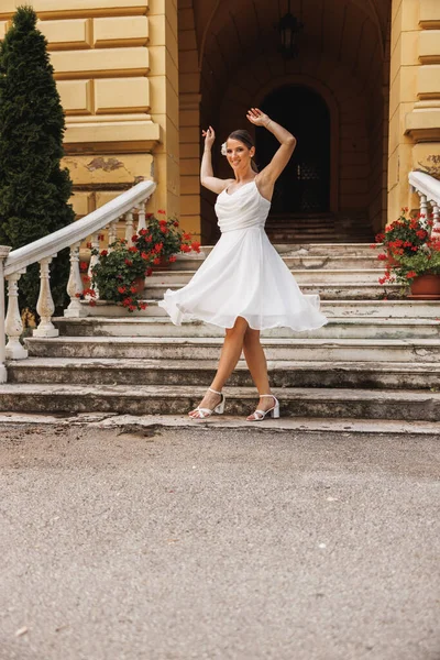 Güzel Beyaz Gelinlikli Harika Gelin Düğün Gününde Dışarıda Dans Edip — Stok fotoğraf