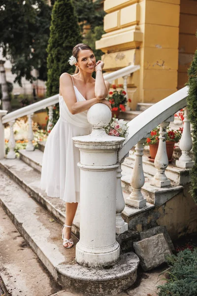 Удивительная Невеста Красивом Белом Свадебном Платье Позирует Открытом Воздухе Наслаждаясь — стоковое фото