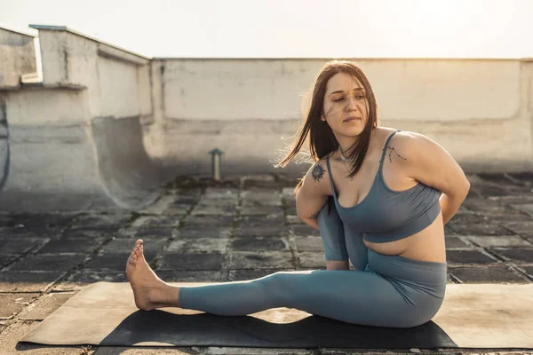 Rilassato Giovane Donna Che Pratica Esercizio Stretching Yoga Una Terrazza — Foto Stock