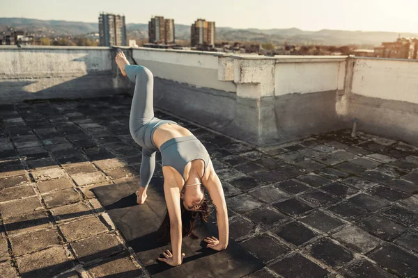 Relaxed Woman Practicing Yoga Exercise Rooftop Terrace Sunset City Buildings — Stock Photo, Image
