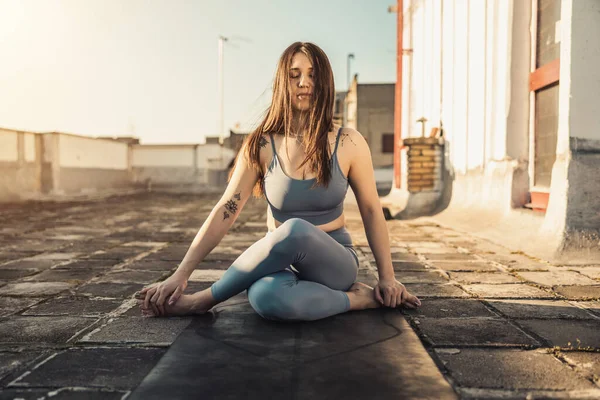 Relaxed Woman Practicing Yoga Rooftop Terrace Sunset — Stockfoto