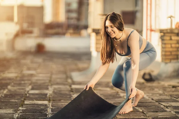 Avslappnad Kvinna Förbereder Träningsmatta För Att Utöva Yoga Takterrass Vid — Stockfoto