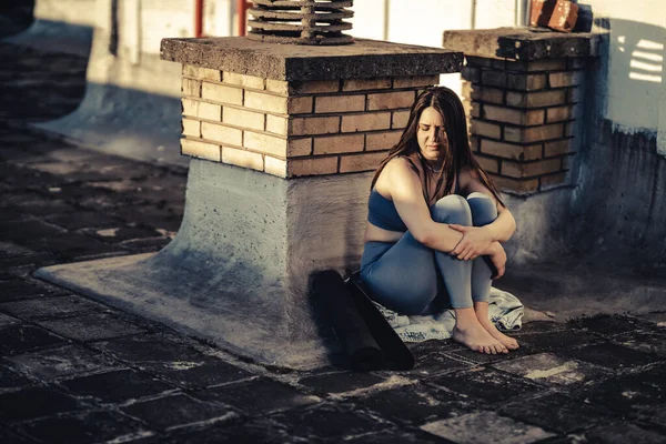 Одинокая Молодая Женщина Депрессии Сидит Объятиями Колени Террасе Крыше Потерял — стоковое фото