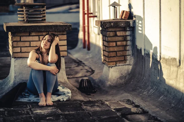 Samotna Młoda Kobieta Depresji Siedzi Kolanami Zagubionymi Złych Pesymistycznych Myślach — Zdjęcie stockowe