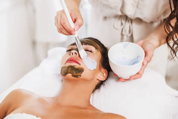 Beautiful Young Woman Getting Moisturizing Mask Treatment Spa — Stock Photo, Image