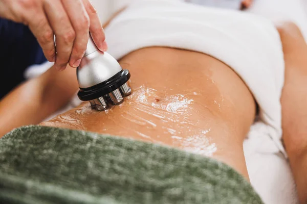 一名无法辨认的妇女在美容院接受腹部射频提升治疗的特写镜头 — 图库照片
