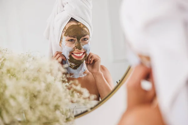 Wanita Muda Yang Cantik Depan Cermin Mengenakan Masker Wajah Kamar — Stok Foto