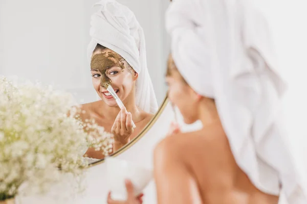Wanita Muda Yang Cantik Depan Cermin Mengenakan Masker Wajah Kamar — Stok Foto