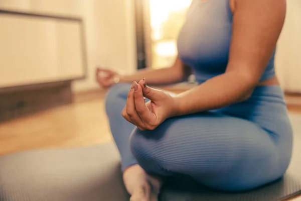 Shot Unrecognisable Woman Meditating Lotus Position Home — Foto Stock