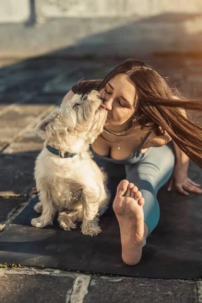 Mulher Relaxada Brincando Com Seu Animal Estimação Cão Enquanto Pratica — Fotografia de Stock