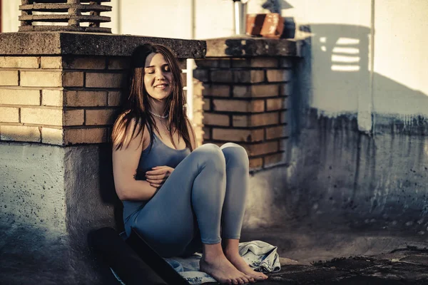 Mujer Joven Pensando Algo Mientras Sienta Una Terraza Azotea Después —  Fotos de Stock