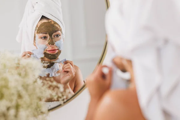 Wanita Muda Yang Cantik Depan Cermin Menghapus Masker Wajah Kamar — Stok Foto