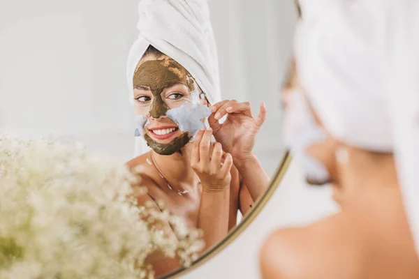 Wanita Muda Cantik Depan Cermin Melepas Masker Wajah Salon Spa — Stok Foto