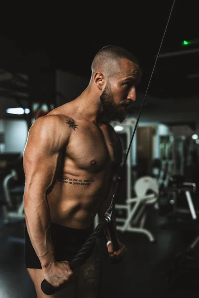 Ung Muskulös Bodybuilder Man Gör Hård Träning För Sina Armar — Stockfoto