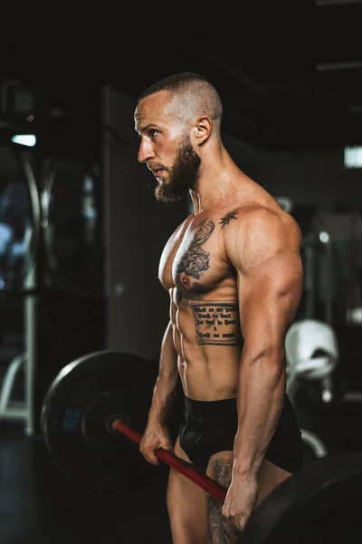 Girato Bodybuilder Muscolare Che Duro Allenamento Con Bilanciere Palestra — Foto Stock