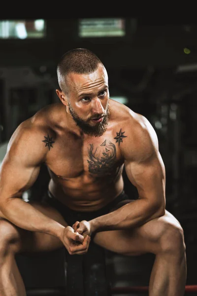 Girato Giovane Uomo Fitness Che Mostra Suoi Muscoli Perfetti Mentre — Foto Stock