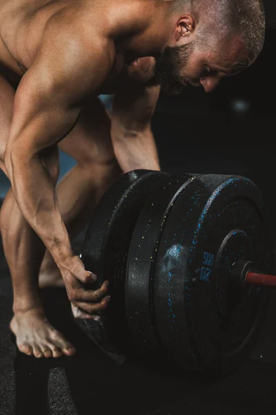 Närbild Stark Muskulös Man Gör Sig Redo Att Tyngdlyftning Gymmet — Stockfoto