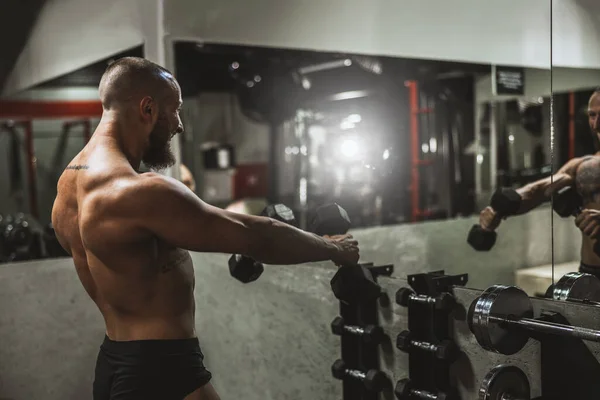 Shot Muscular Bodybuilder Doing Hard Training Dumbbell Gym — Foto de Stock