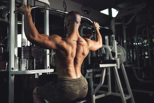 Ein Junger Muskulöser Bodybuilder Der Fitnessstudio Hart Für Seine Rückenmuskulatur — Stockfoto