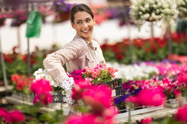 Glimlachende Jonge Vrouw Bloemist Houdt Krat Met Mooie Bloemen Een — Stockfoto