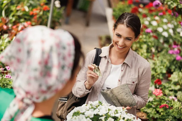 Młoda Kobieta Kupująca Kwiaty Młodej Kobiety Przedsiębiorcy Centrum Ogrodniczym — Zdjęcie stockowe