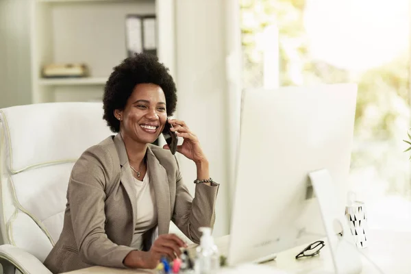 African American Businesswoman Talking Smartphone While Sitting Office Alone Work — Stock Photo, Image