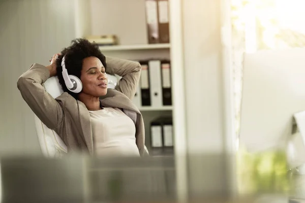 Afroamerikansk Affärskvinna Som Kopplar Och Lyssnar Musik Hörlurarna Medan Hon — Stockfoto