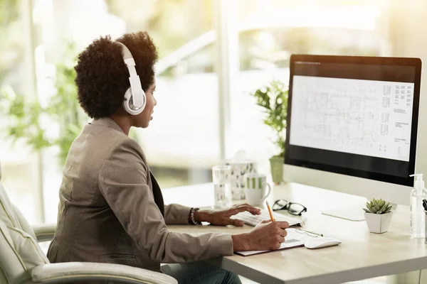 Afroamerikansk Affärskvinna Med Hörlurar Kontrollerar Projekt Och Planerar Internet Medan — Stockfoto