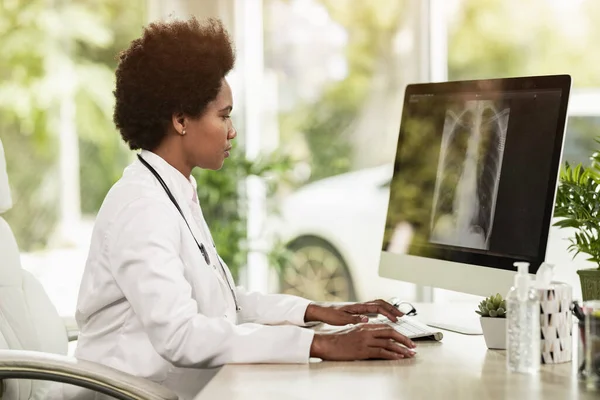 Африканська Американська Жінка Лікар Аналізує Рентгенівський Знімок Комп Ютері Сидячи — стокове фото