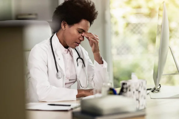 Tired African American Female Doctor Sitting Alone Her Consulting Room — Stock Photo, Image
