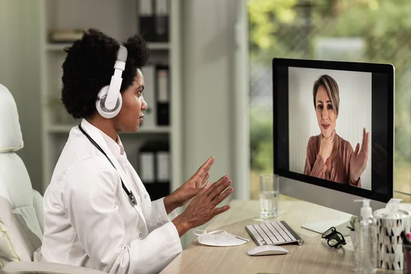 Médica Afro Americana Com Fones Ouvido Fazendo Videochamada Com Paciente — Fotografia de Stock