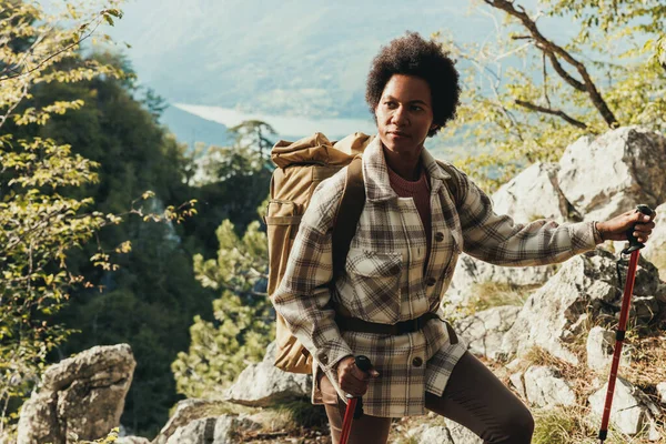 Olgun Siyahi Kadın Bir Tepenin Üstünde Duruyor Dağlardaki Yürüyüşü Sırasında — Stok fotoğraf