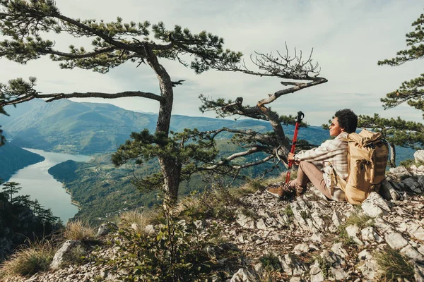 Mature Black Woman Enjoying View While Sitting Mountain Cliff Her — Stock Photo, Image