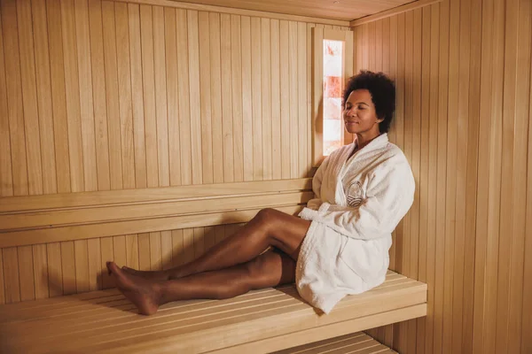 Gyönyörű Érett Afro Amerikai Pihenés Szaunában Spa Központban — Stock Fotó