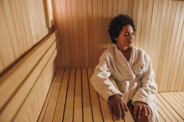 Wanita Afrika Amerika Dewasa Yang Cantik Bersantai Sauna Pusat Spa — Stok Foto