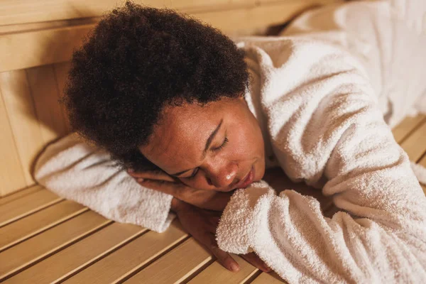 Güzel Olgun Bir Afrikalı Amerikalı Kadın Spa Merkezinde Saunada Eğleniyor — Stok fotoğraf