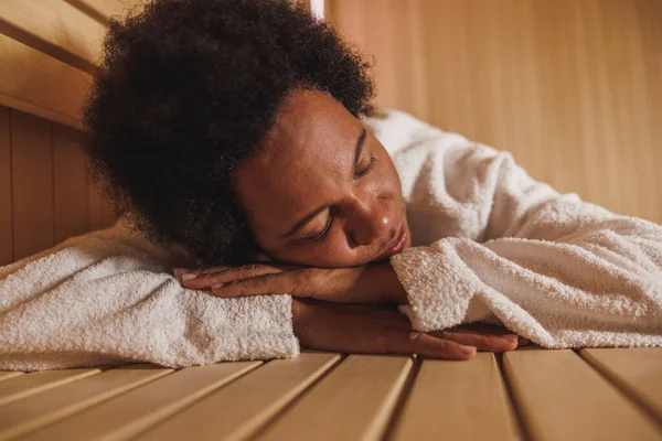 Beautiful Mature African American Woman Relaxing Sauna Spa Centre — Stock Photo, Image