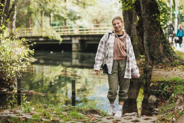 Beautiful Smiling Female Teenager Taking Break Relaxing Mountain River Walk — Stock Photo, Image